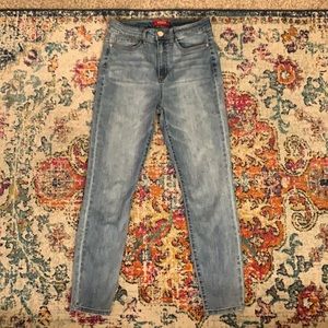 Guess jeans light wash • skinny fit • size 28 waist
